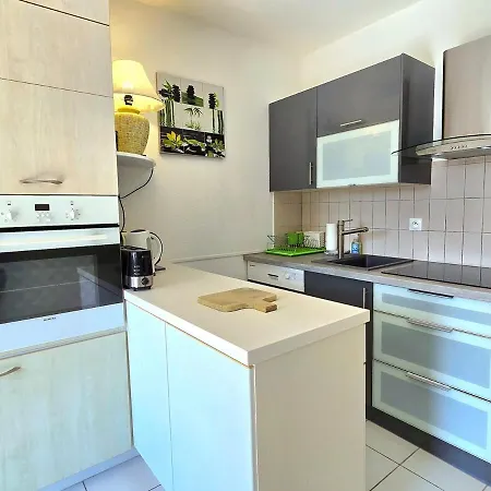 Le Murier - Rez De Jardin Avec Véranda, Terrasse à 5min A Pied De La Avec Parking - By Auraconciergerie Apartamento *