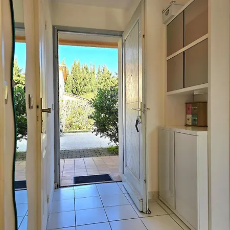 Apartment Le Murier - Rez De Jardin Avec Veranda, Terrasse A 5min A Pied De La Avec Parking - By Auraconciergerie Les Lecques